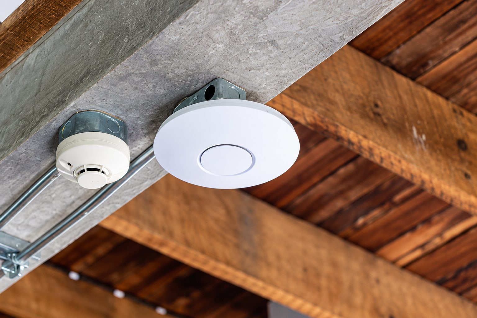 Access point a soffitto collegato via cavo al posto degli extender