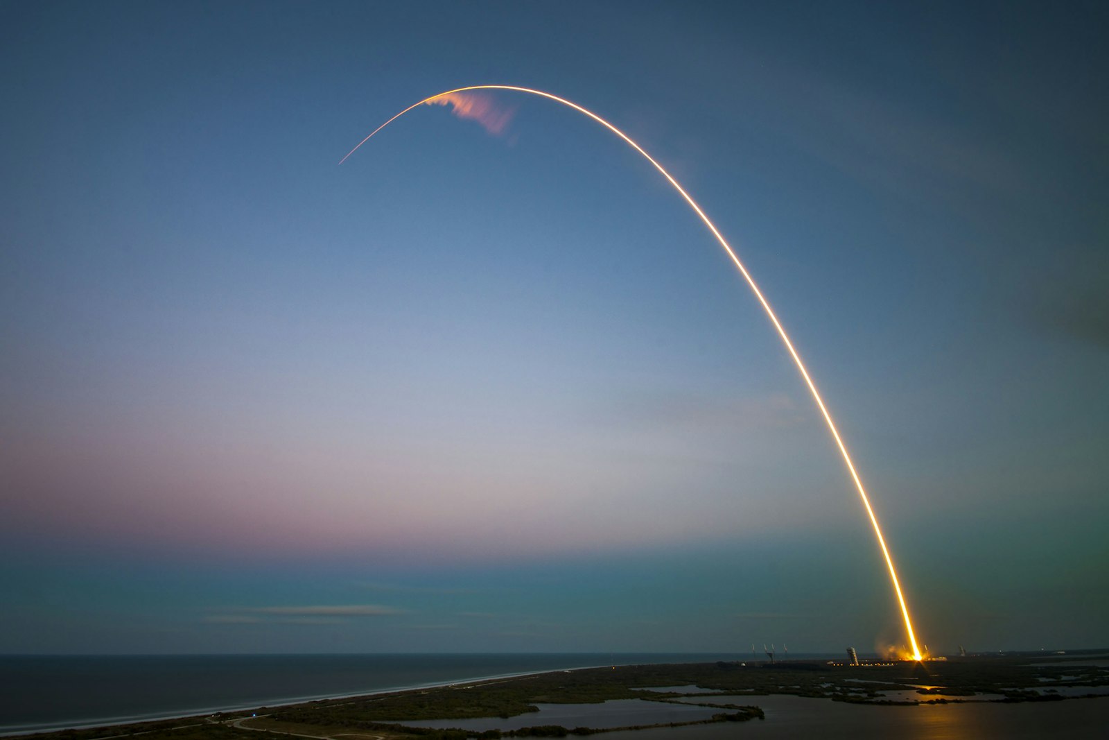 Amazon Leo è quasi pronto: 1.000 satelliti costruiti, cosa cambia in Sardegna 2 Lancio di un razzo con satelliti per internet