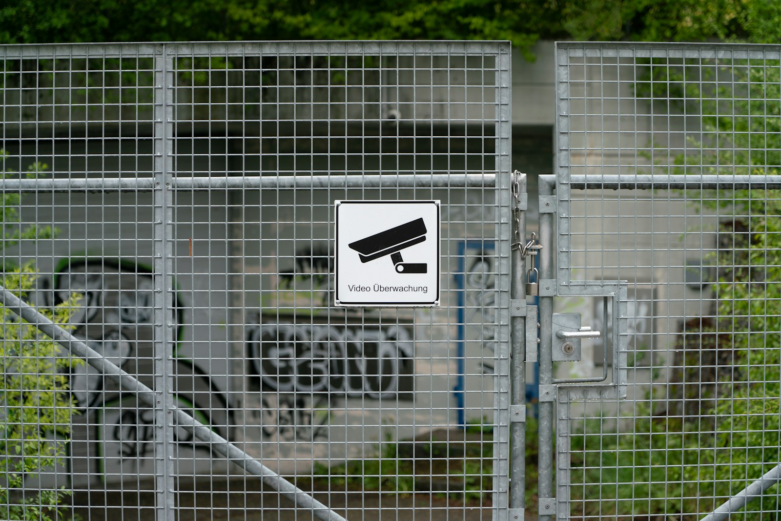 Il cartello di videosorveglianza è obbligatorio? 1 Cartello videosorveglianza sul cancello di una casa privata