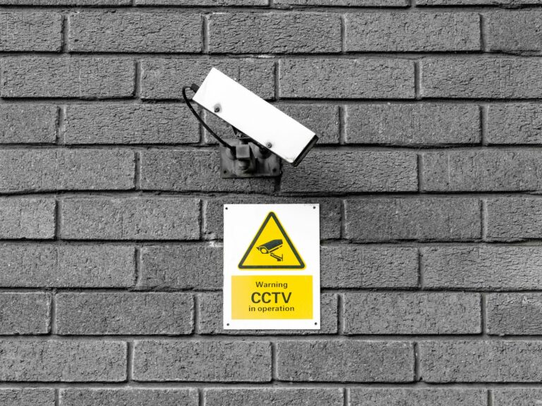 Cartello videosorveglianza all'ingresso di un negozio
