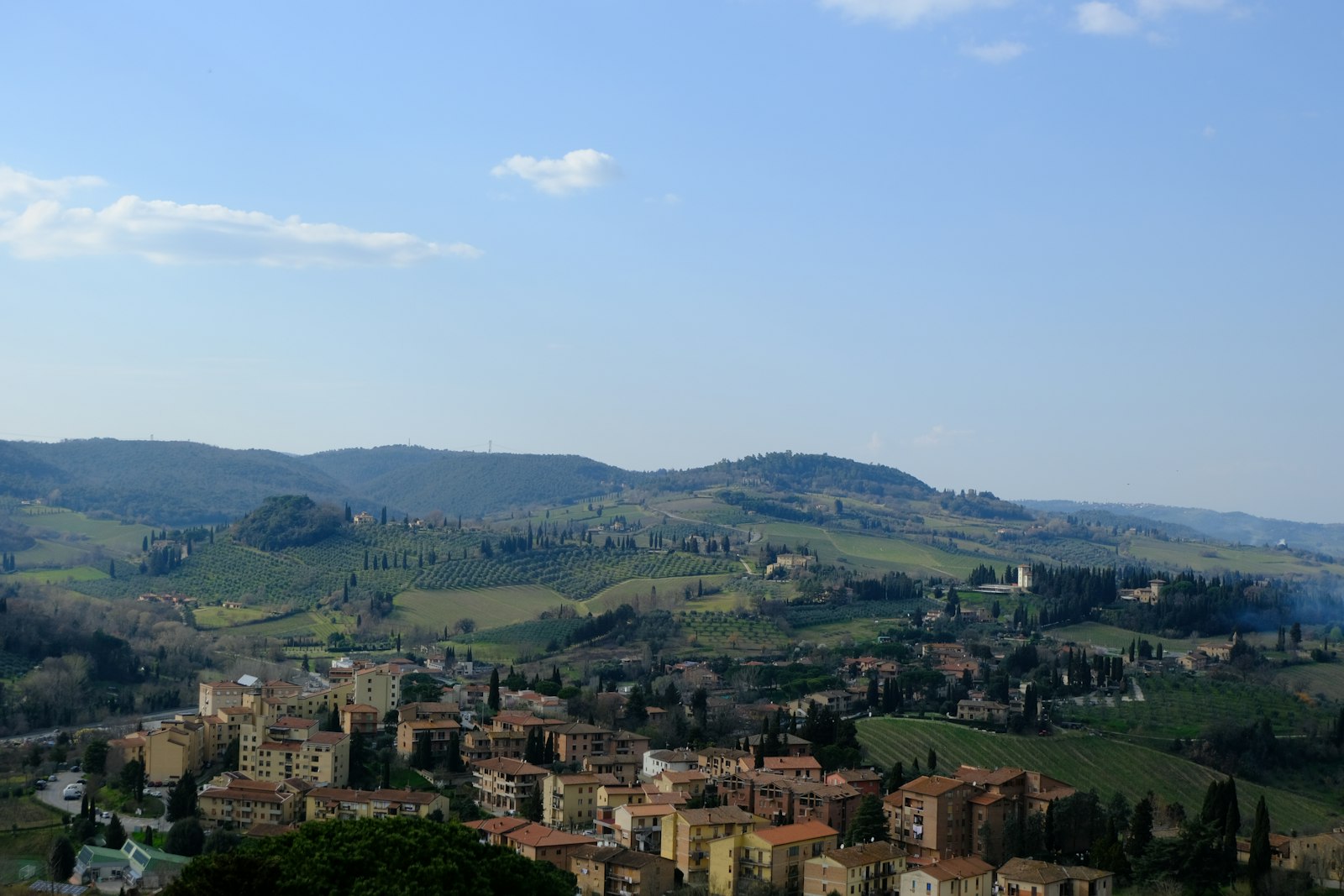 Casa di campagna con antenna FWA dove la fibra non arriva