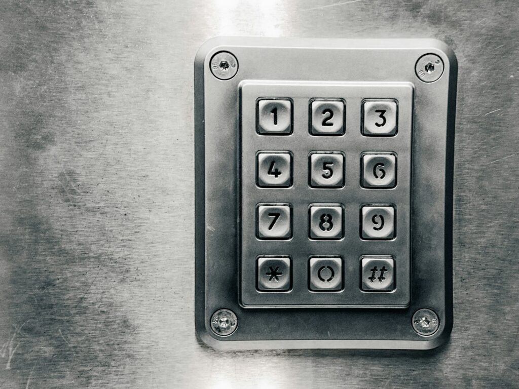 Centrale d'allarme con tastiera di comando in casa