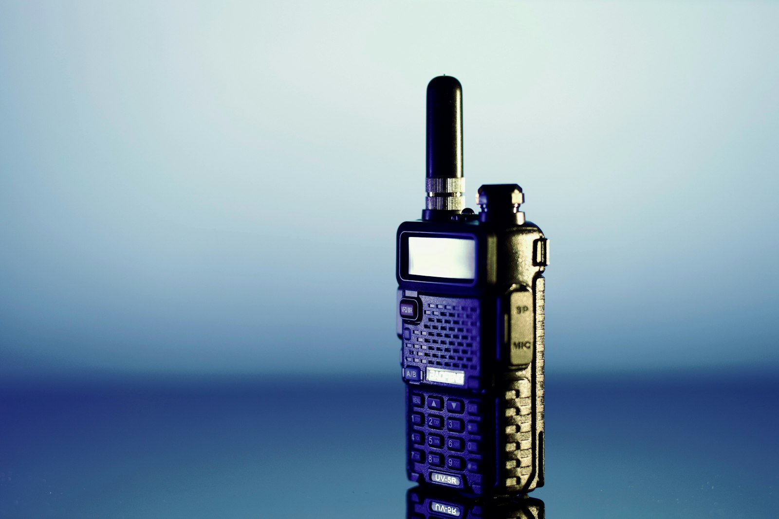 Extender wifi: perché dimezza la velocità (e perché metterne due in fila è una follia) 1 Walkie-talkie: come l'extender wifi, si parla uno alla volta sullo stesso canale