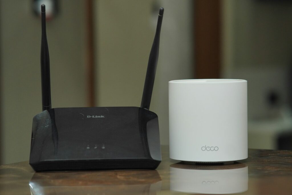 Extender wifi inserito in una presa di corrente in casa