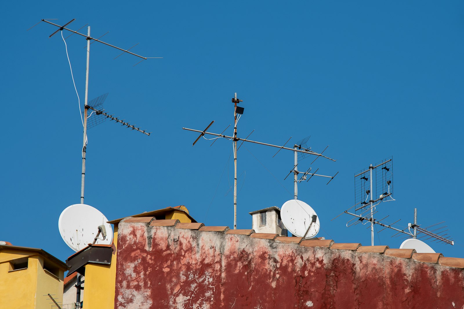 Starlink, Eurona o FWA: quale connessione scegliere se in campagna non arriva la fibra 1 Antenne per internet in campagna: FWA, parabola e Starlink