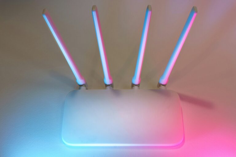 Router wifi di casa su una mensola