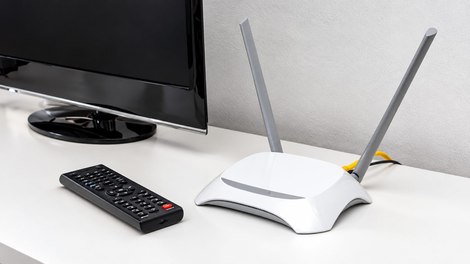 Router wifi appoggiato accanto al televisore: uno degli errori wifi più comuni
