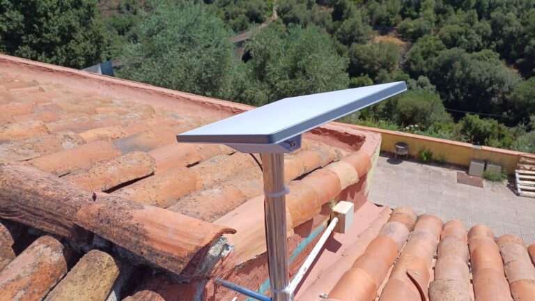 Antenna Starlink su tetto in località Filigheddu, Sassari